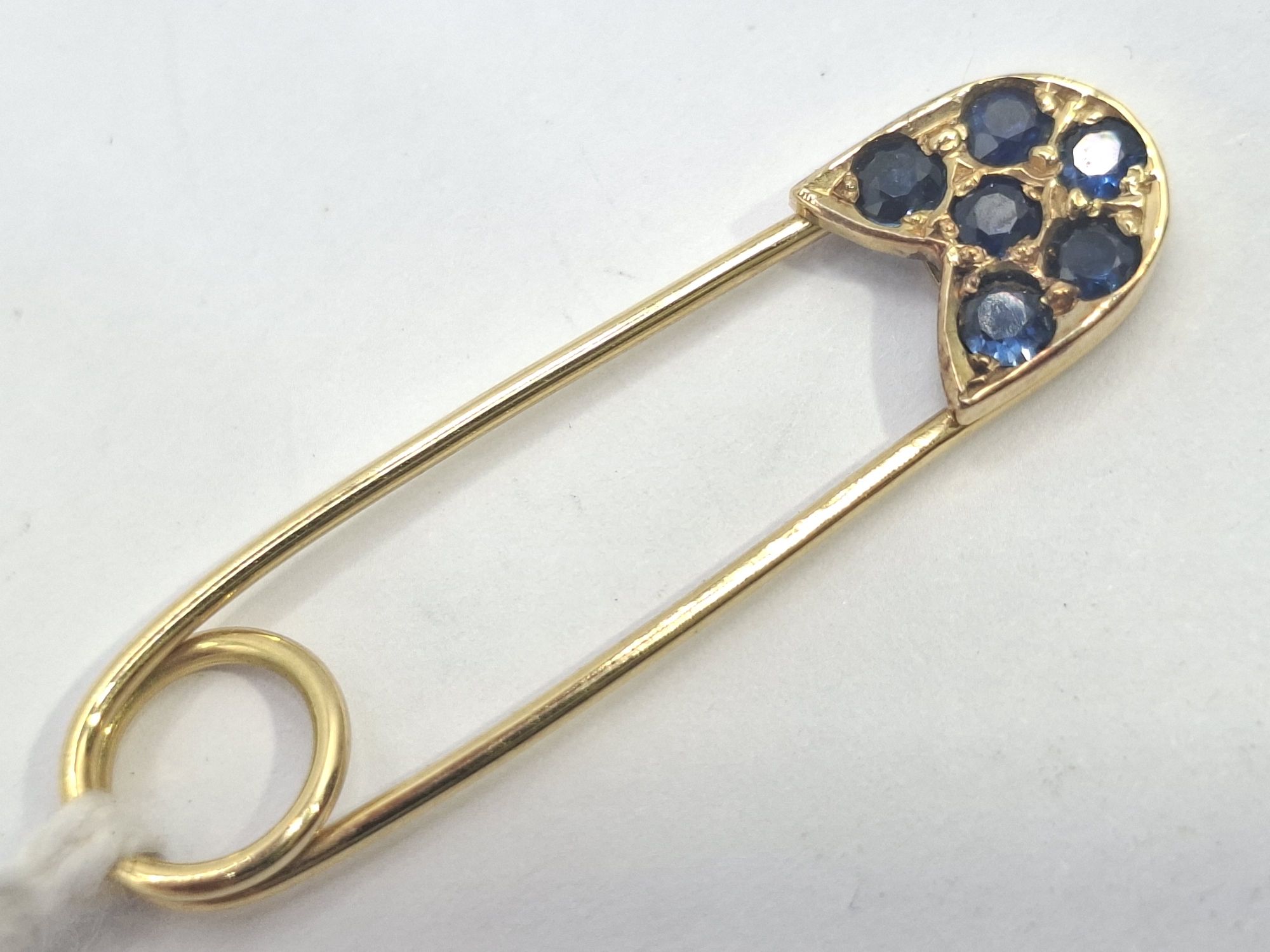 211 · 18CT SAPPHIRE SAFETY PIN BROOCH