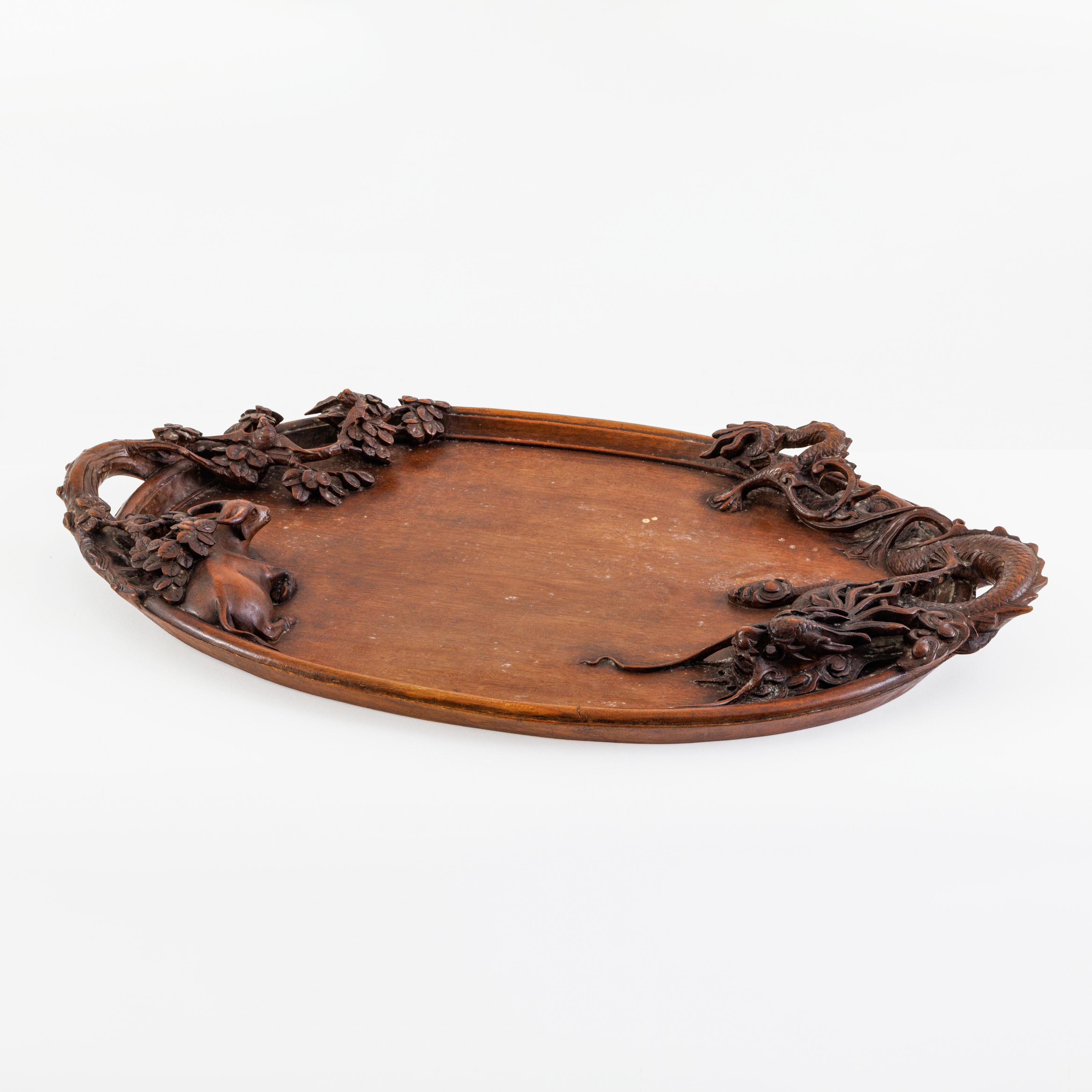 A walnut Art Nouveau period oval tray – kavel bij Bernaerts, Antwerp