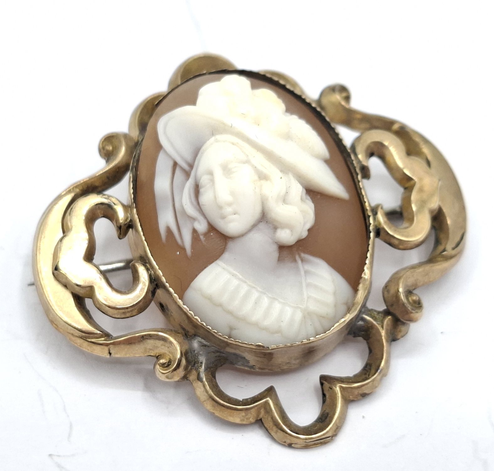 1062 · GOLD PLATED CAMEO BROOCH