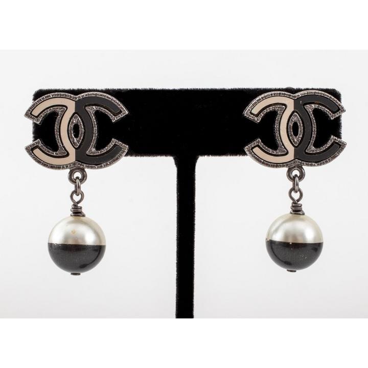 Sold at Auction: JEWELRY. Chanel Double-C Rhinstone Faux Pearl