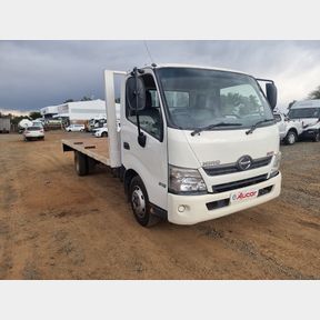2014 HINO 300 915 LWB (BA3) S/AXLE FLATDECK TRUCK