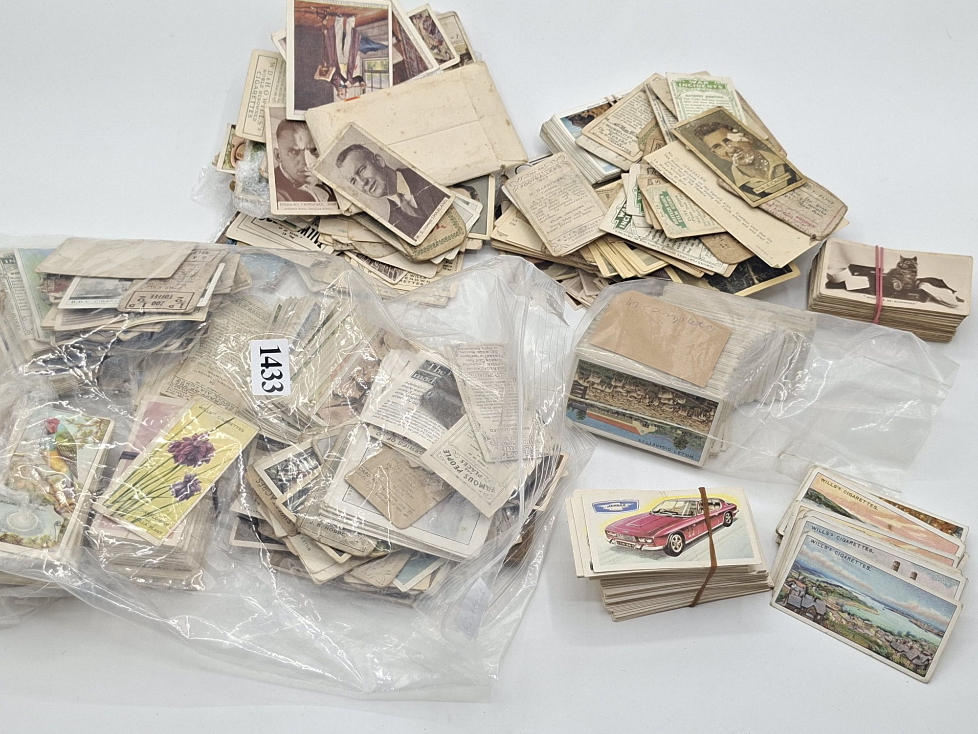 1433 · LARGE COLLECTION OF VINTAGE CIGARETTE CARDS