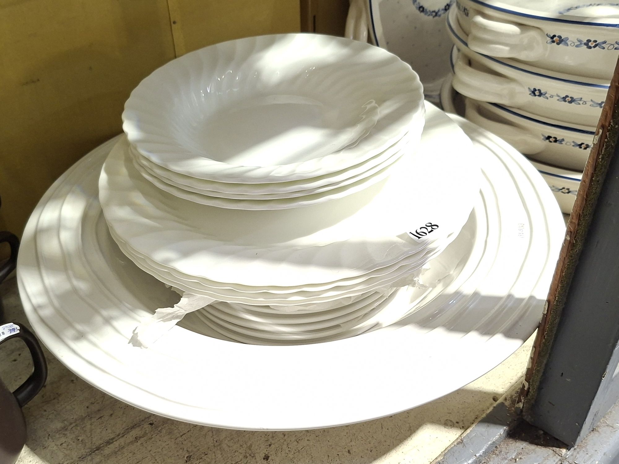 WHITE TABLEWARE