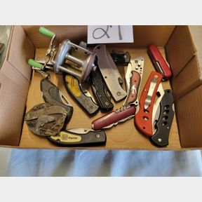 Misc. pocket knives, belt buckle and vintage fishing reel