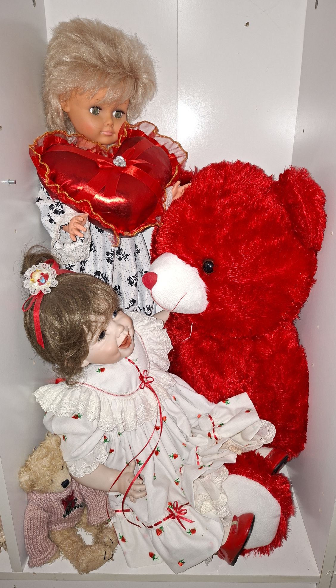 288 · 2 DOLLS AND 2 TEDDY BEARS