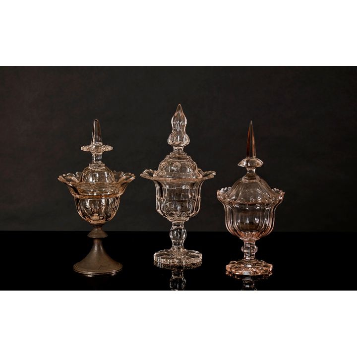 Ensemble de trois grands calices couverts en cristal de Bohême