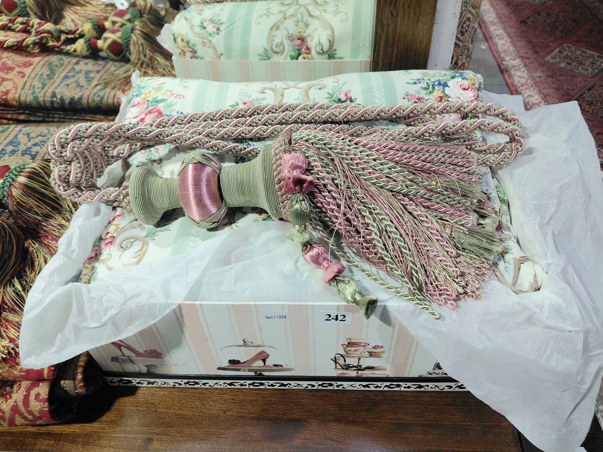 242 · A BEAUTIFUL CURTAIN AND GRAND TASSEL