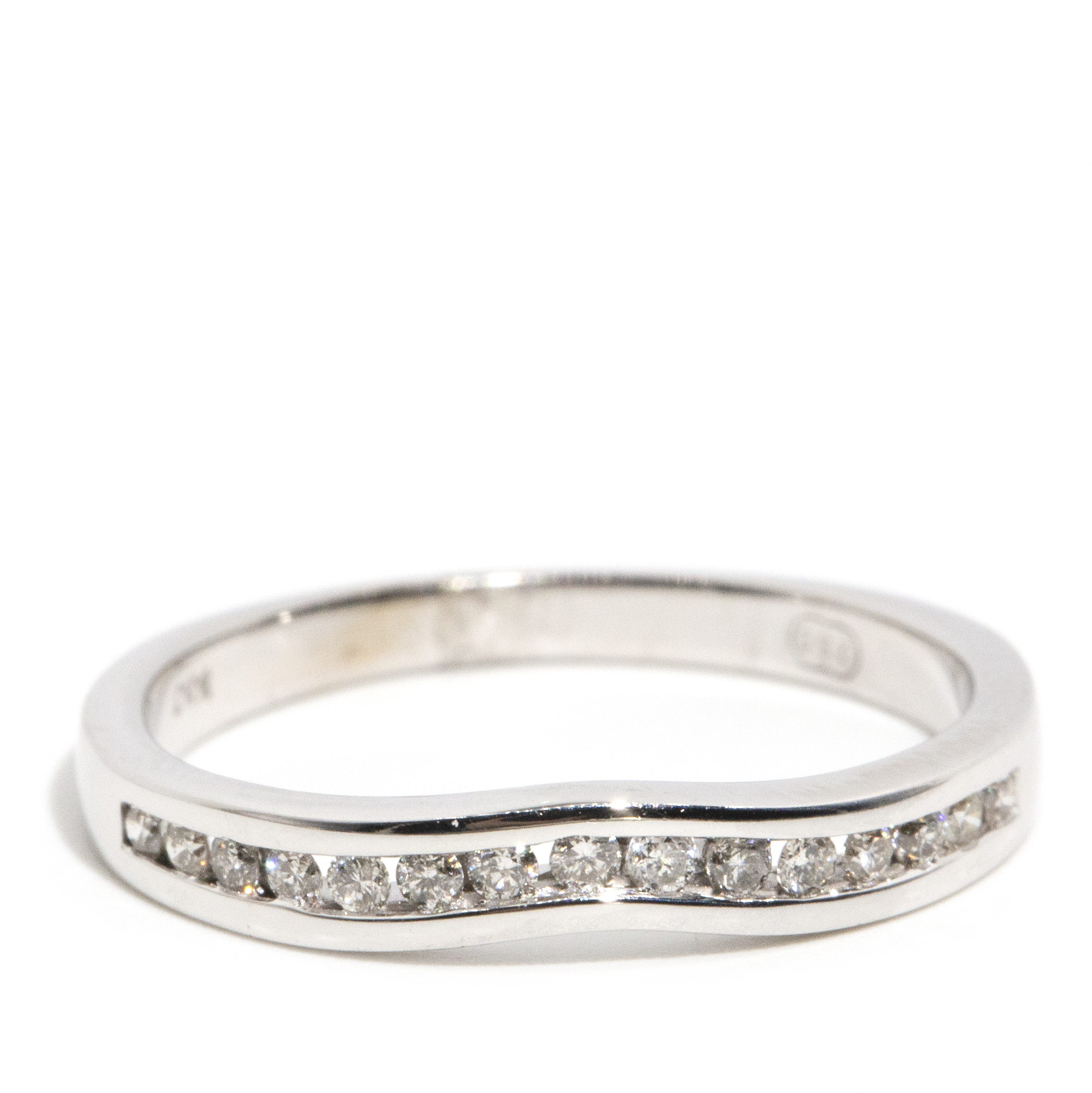 184 · 18 Carat Gold Diamond Ring