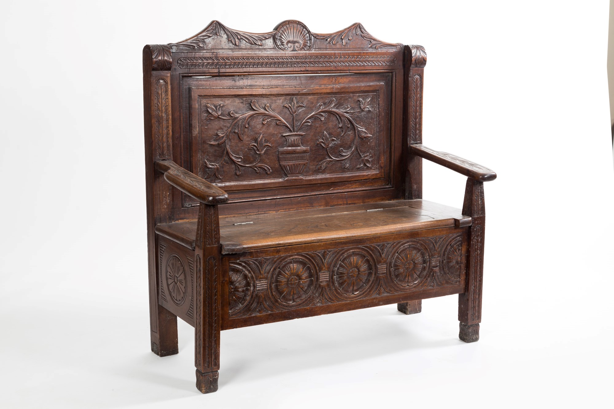 Banc coffre de style Renaissance, XIXe s., en chêne sculpté d'un vase à ...