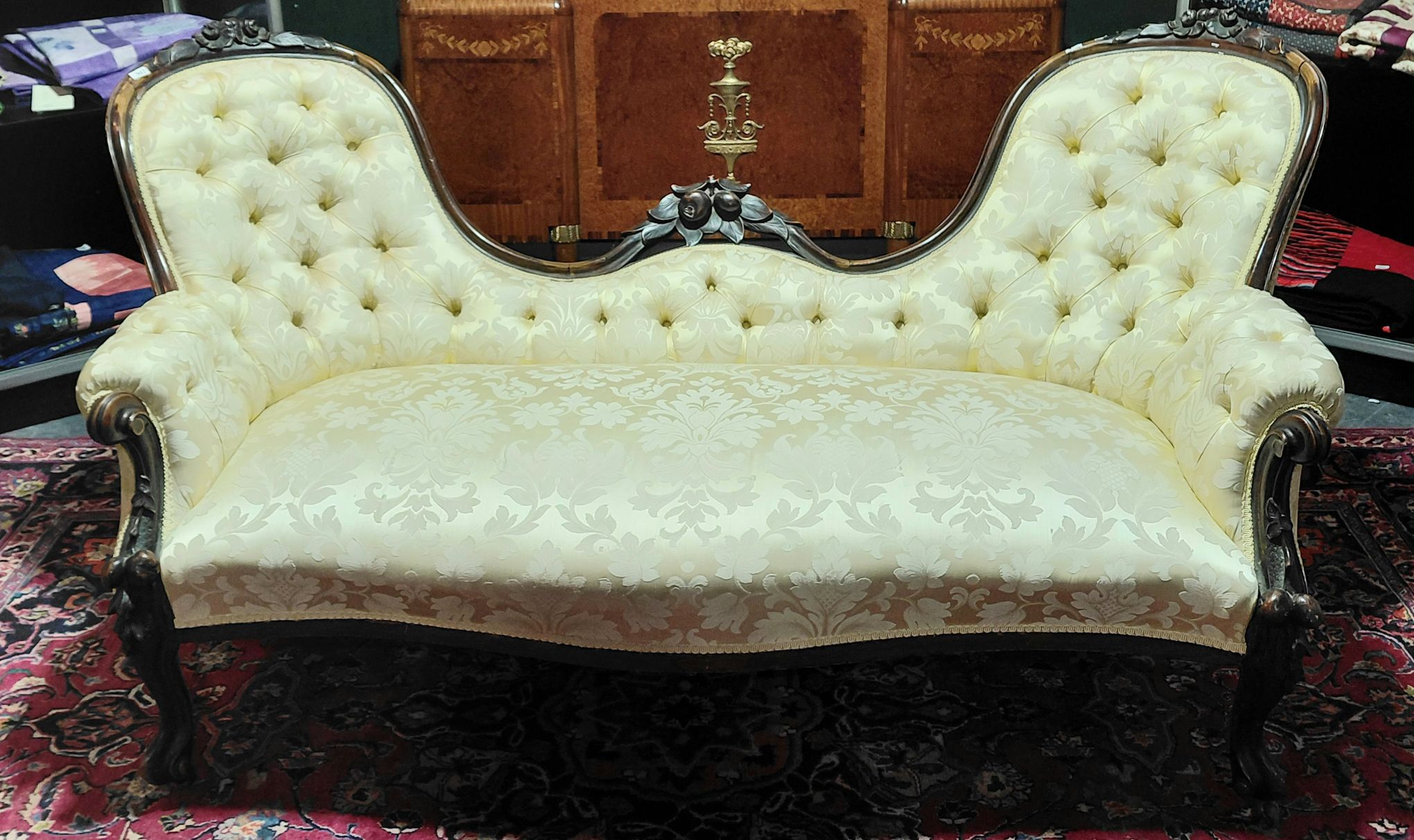 302 · VICTORIAN WALNUT CHAISE