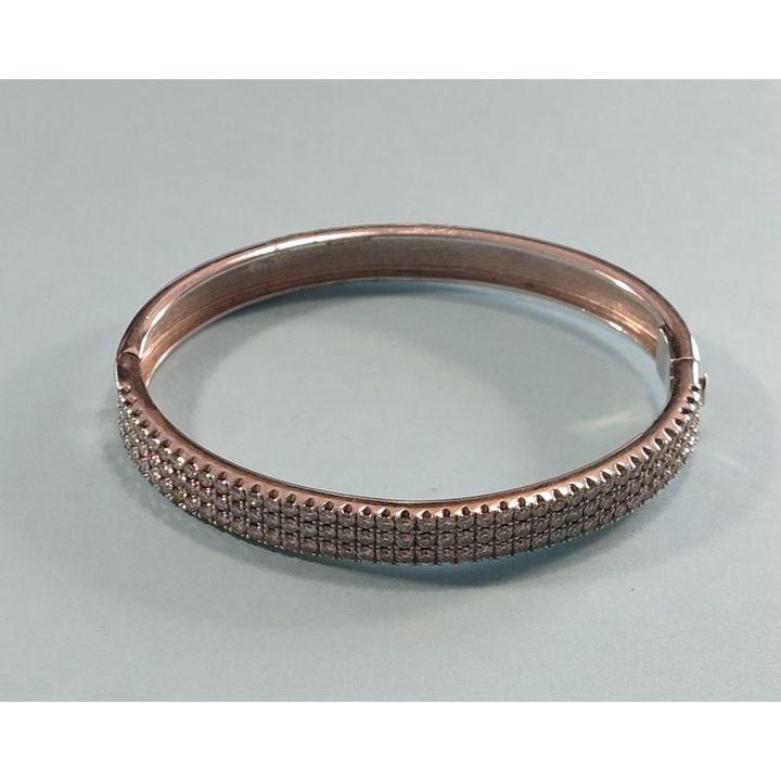 AN 18CT WHITE GOLD AND DIAMOND BANGLE,