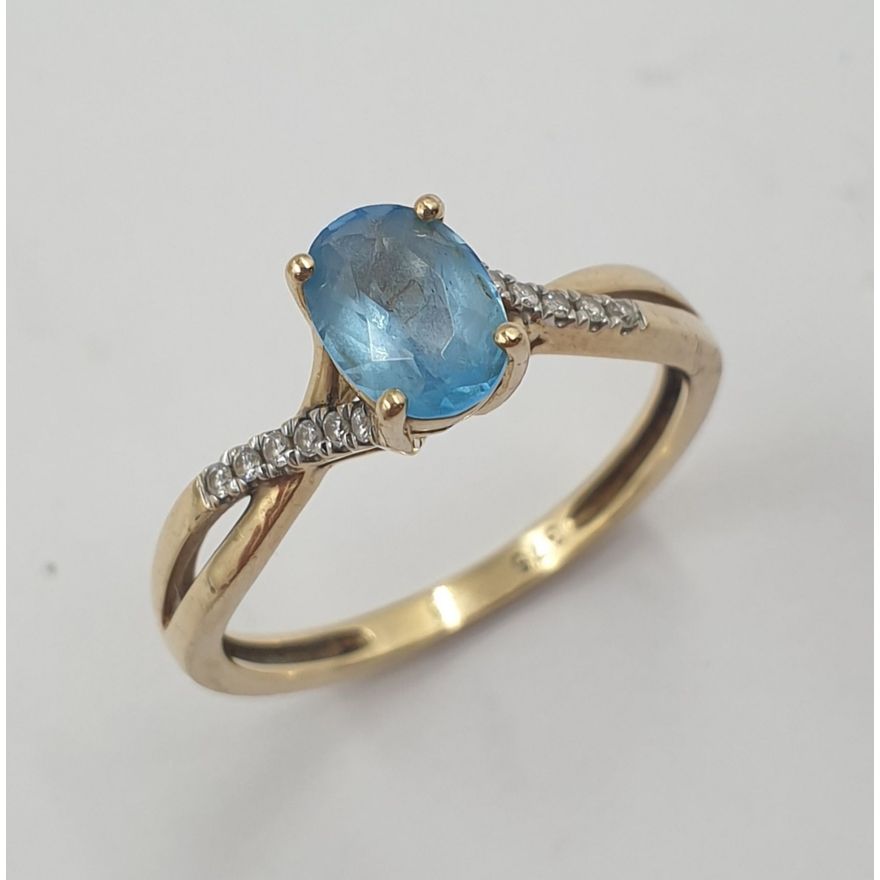 9ct Y/G Aquamarine & Diamond Ring
