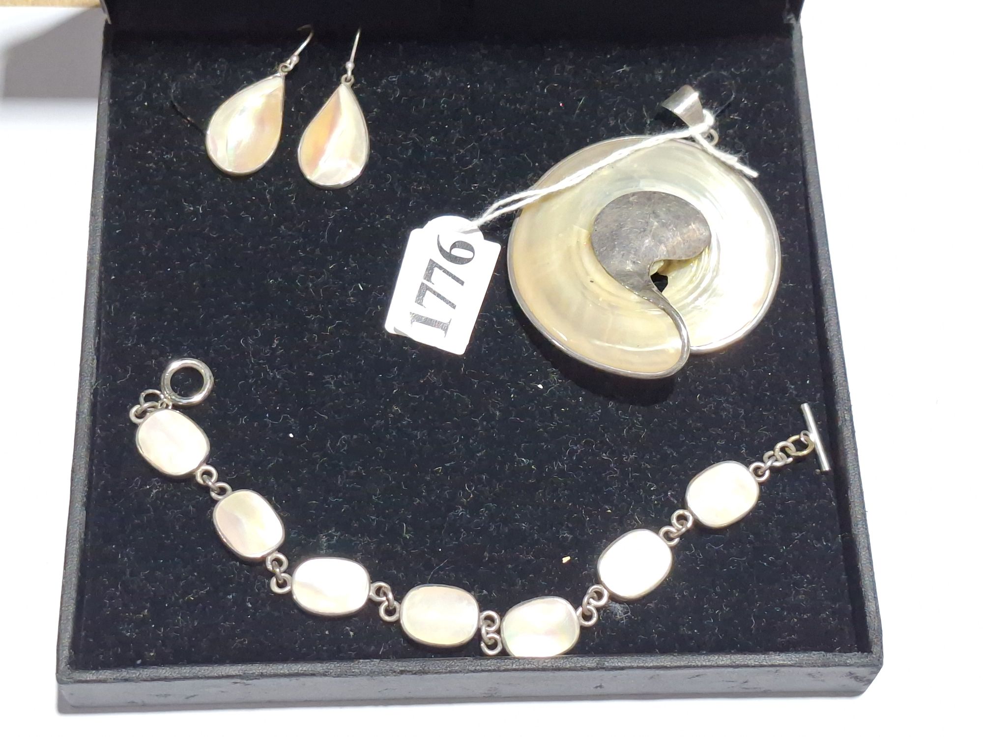 SILVER AND PEARL JEWELLERY SUITE
