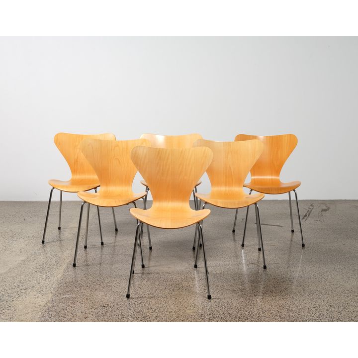 Arne Jacobsen for Fritz Hansen - A set of six iconic and genuine Series 7 chairs