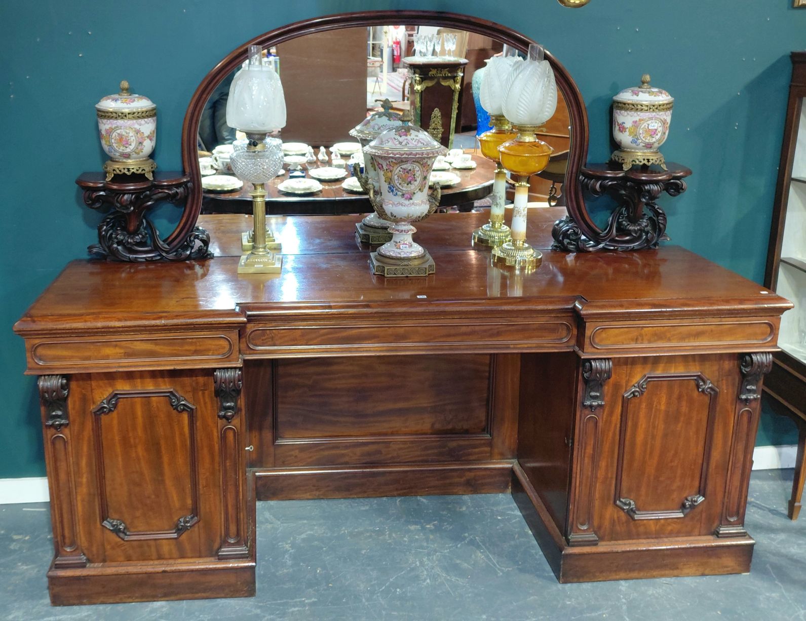 539 · VICTORIAN MAHOGANY SIDEBOARD