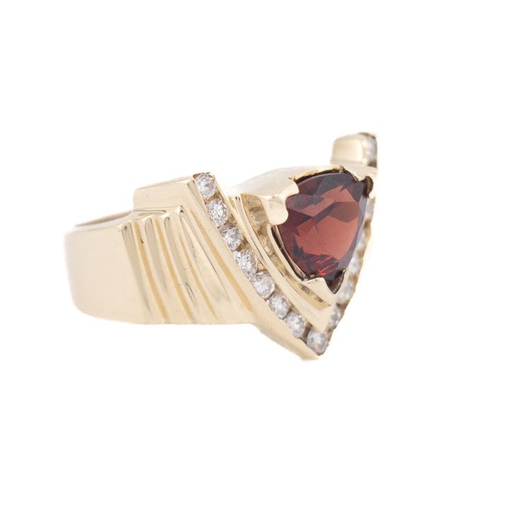 Anillo de granate y diamantes