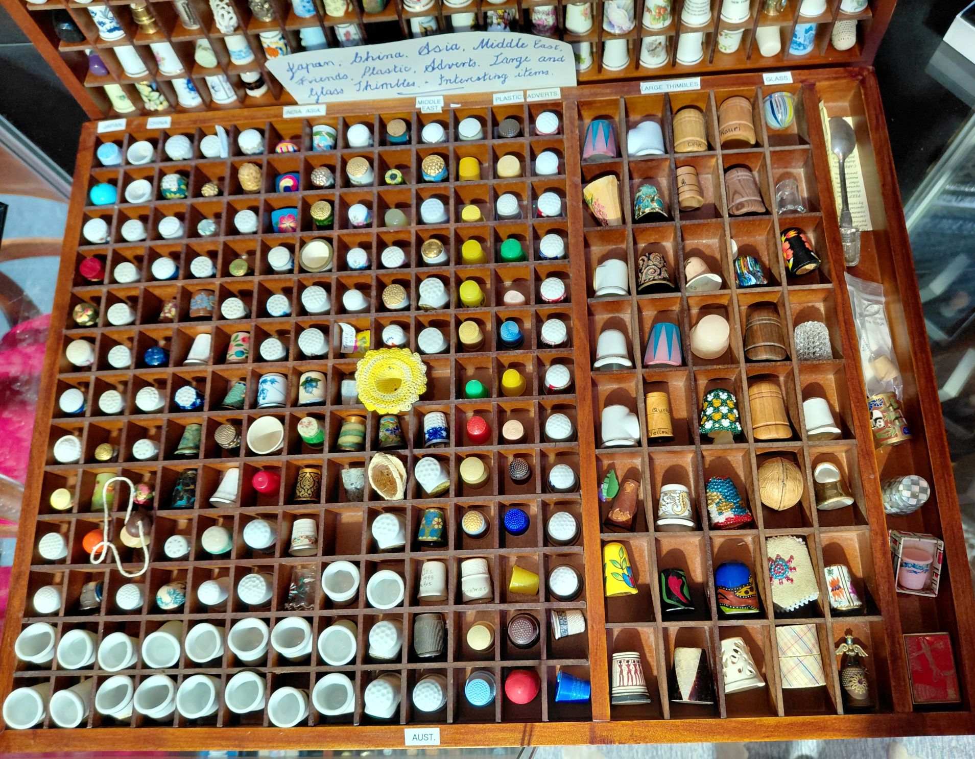 278 · LARGE COLLECTION OF THIMBLES