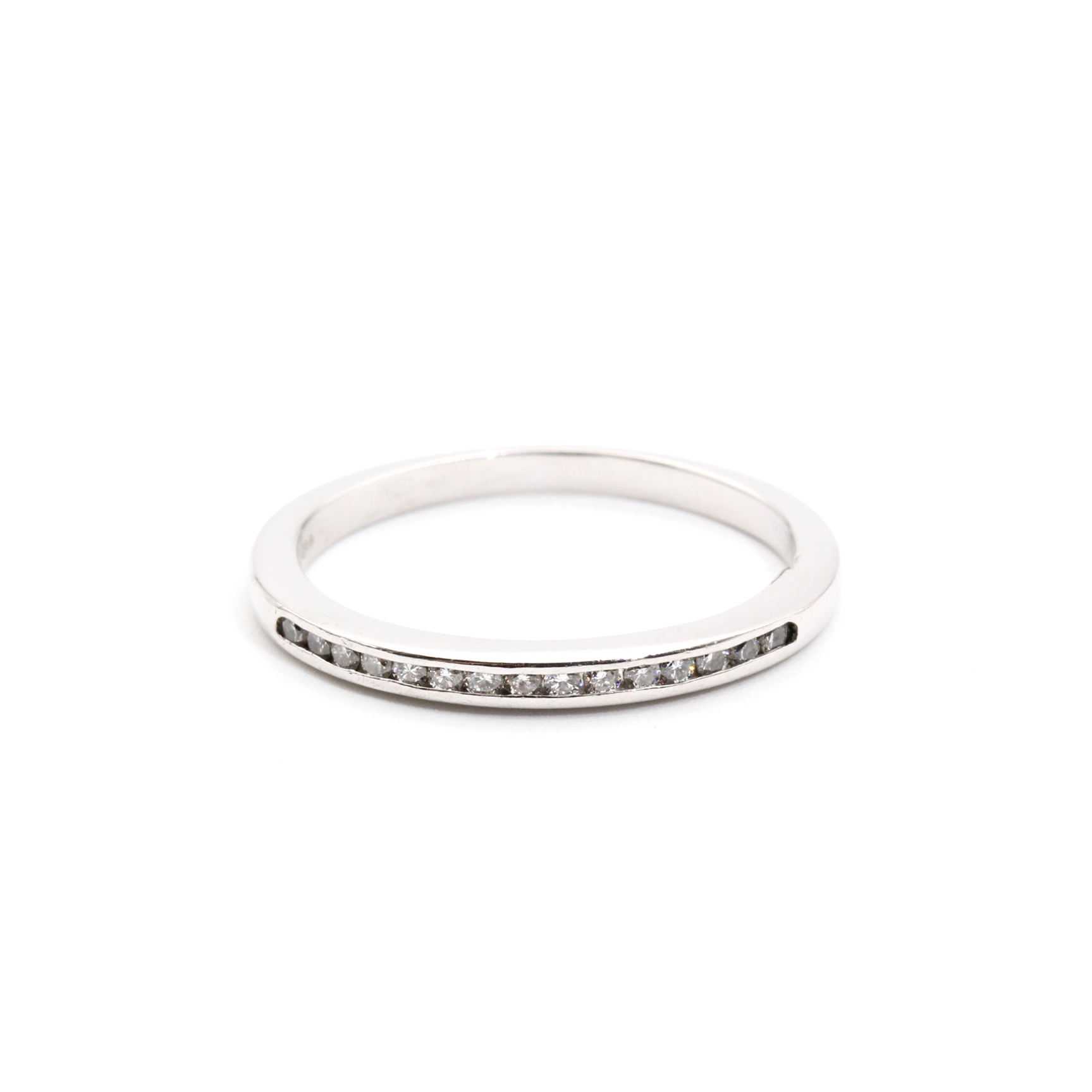 407. · Platinum & Diamond Ring 2.9g