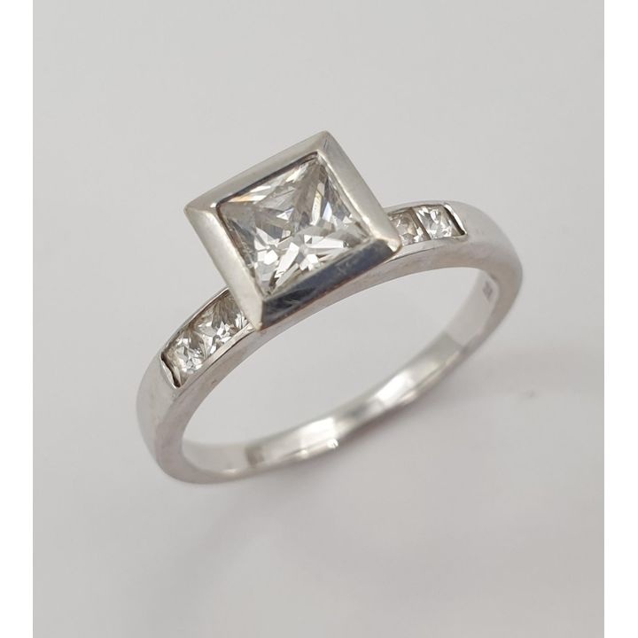9ct W/G CZ Ring