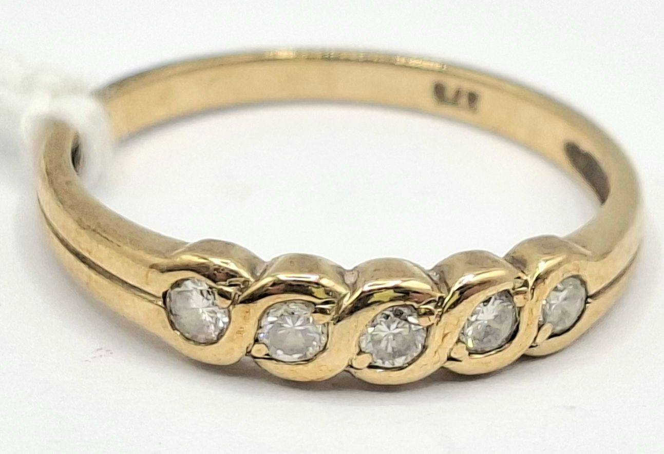 1129 · 9CT GOLD DIAMOND RING