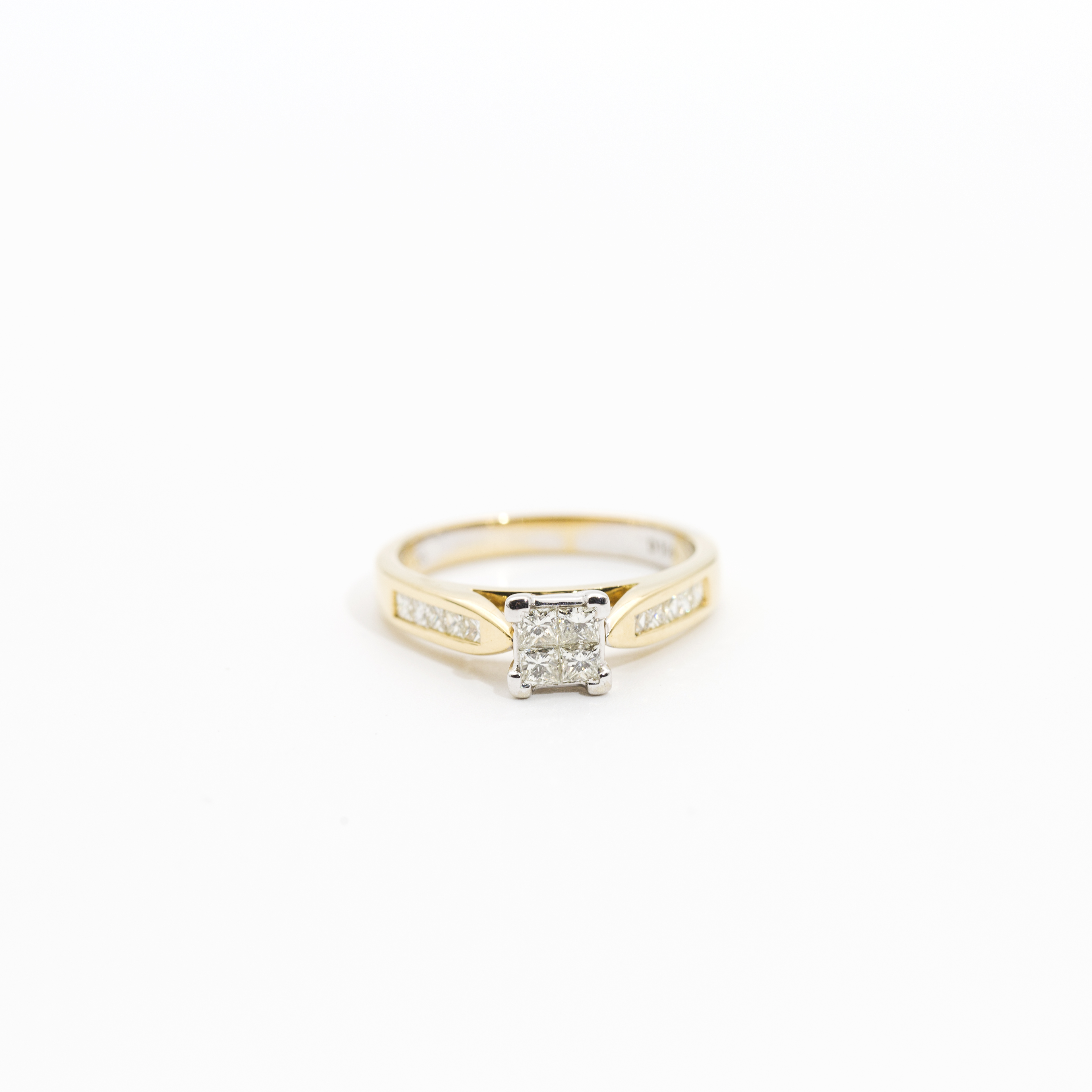 480. · 18ct Gold & Diamond Ring 4.5g