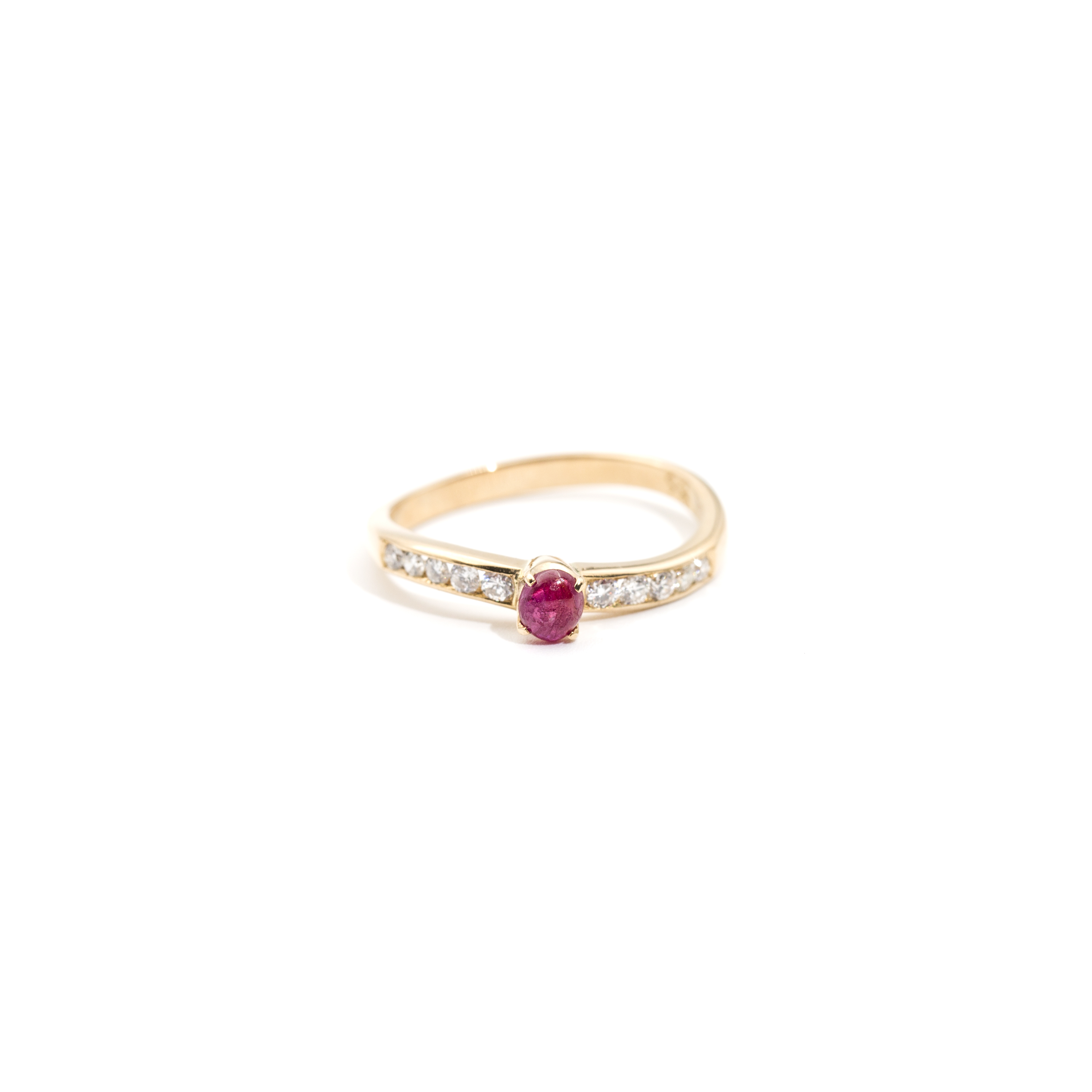 493. · 18ct Ruby & Diamond Ring 2.5g