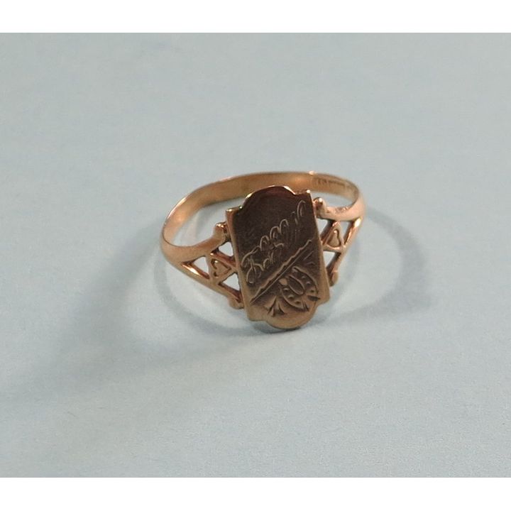 AN EARLY 20TH CENTURY 9CT GOLD SIGNET RING,