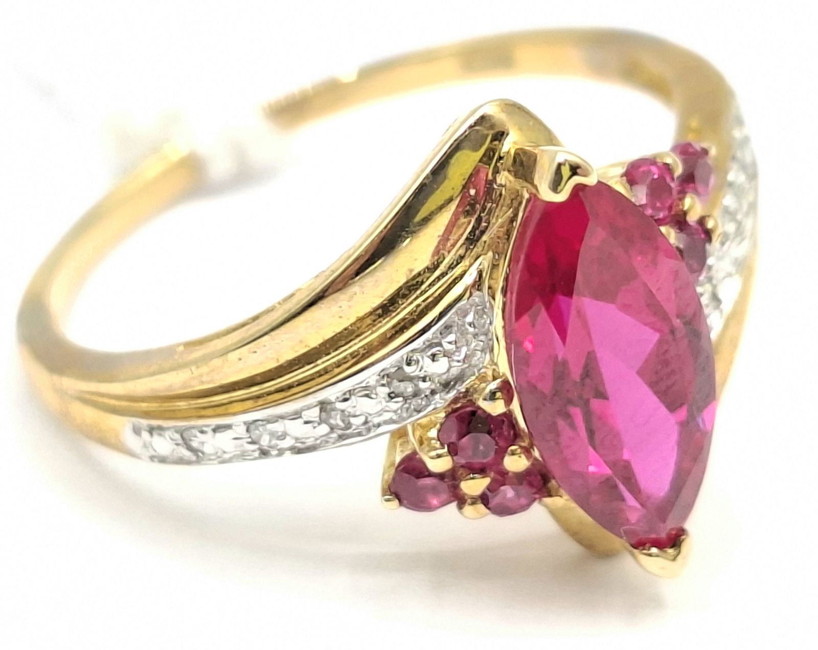 1097 · 9CT GOLD RING