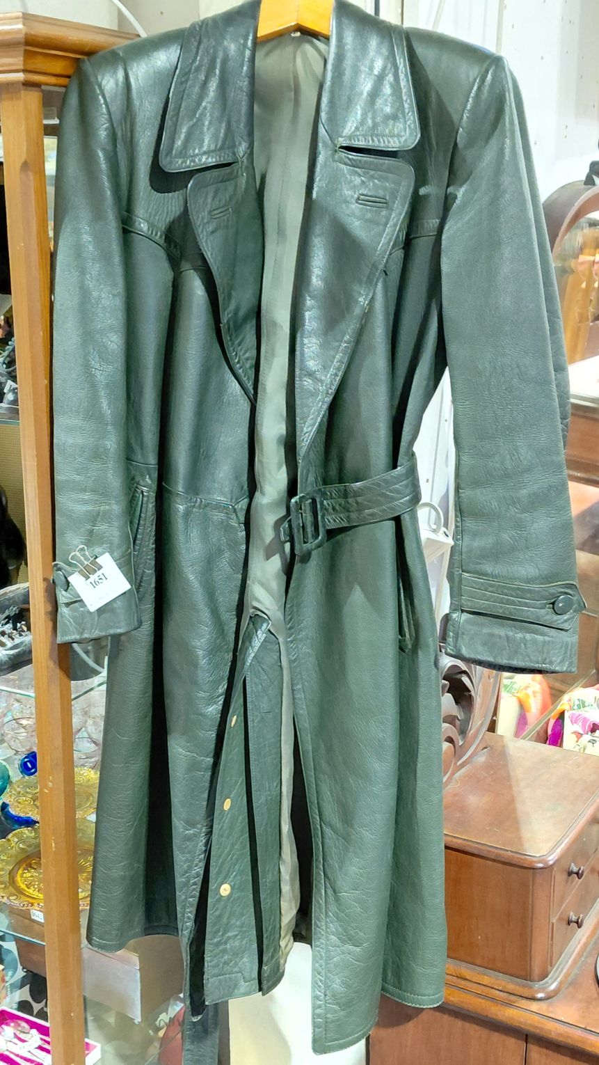 A GENUINE LEATHER VINTAGE JACKET