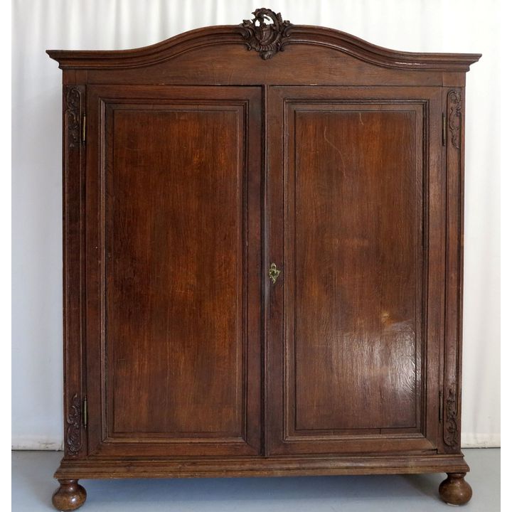 LARGE CONTINENTAL OAK CUPBOARD