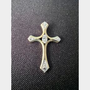 9CT CROSS WITH +_ 20 POINTER OVAL DIAMOND 1.81 GRAMS-51926/204