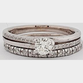 18CT WHITE GOLD RING & BAND WITH 0,190CT CENTRE DIAMOND COLOUR J CLARITY VS/SI & 0,210CT SMALL DIAMONDS - 51929/052