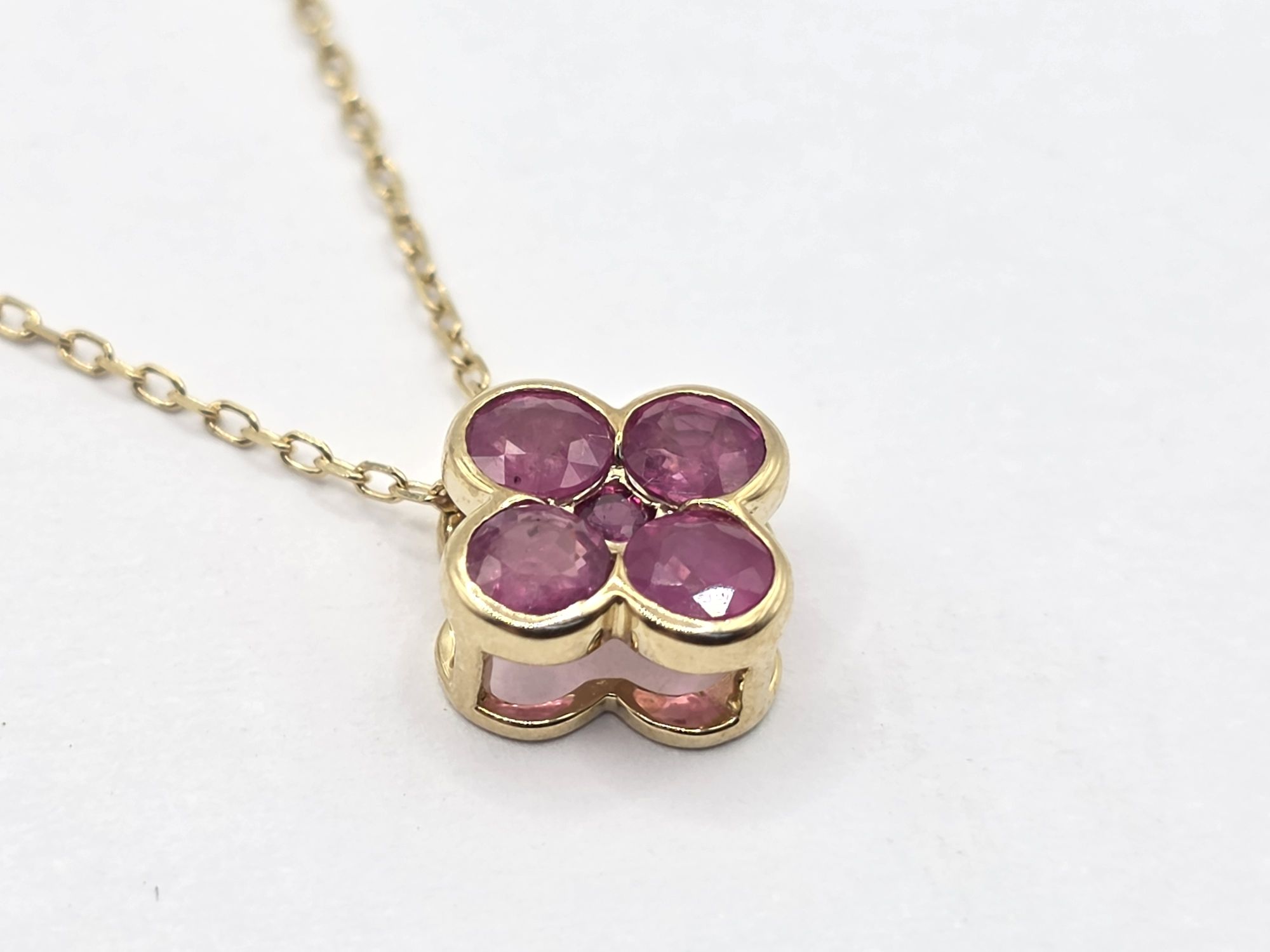 260 · 9CT GOLD FLORAL PENDANT NECKLACE