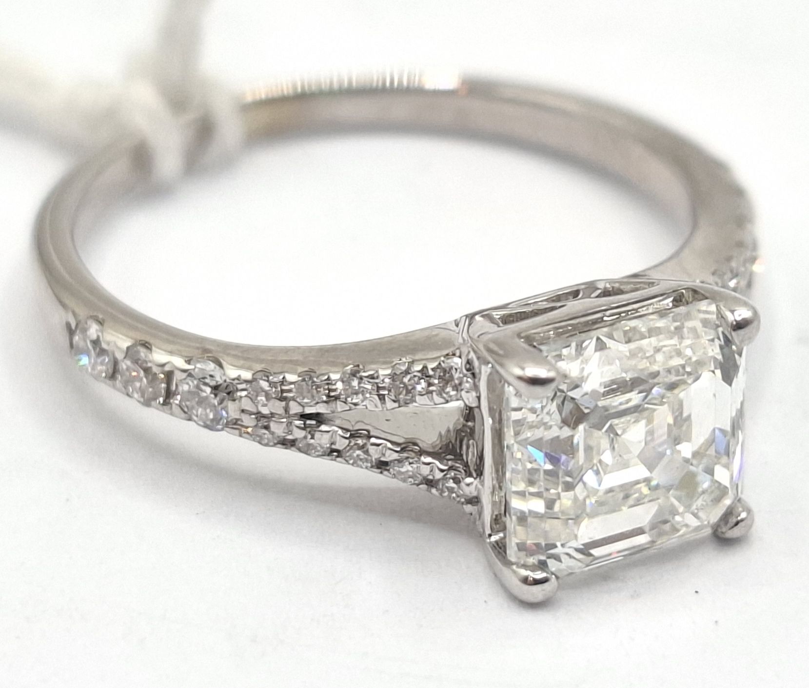 340 · 18CT GOLD DIAMOND RING