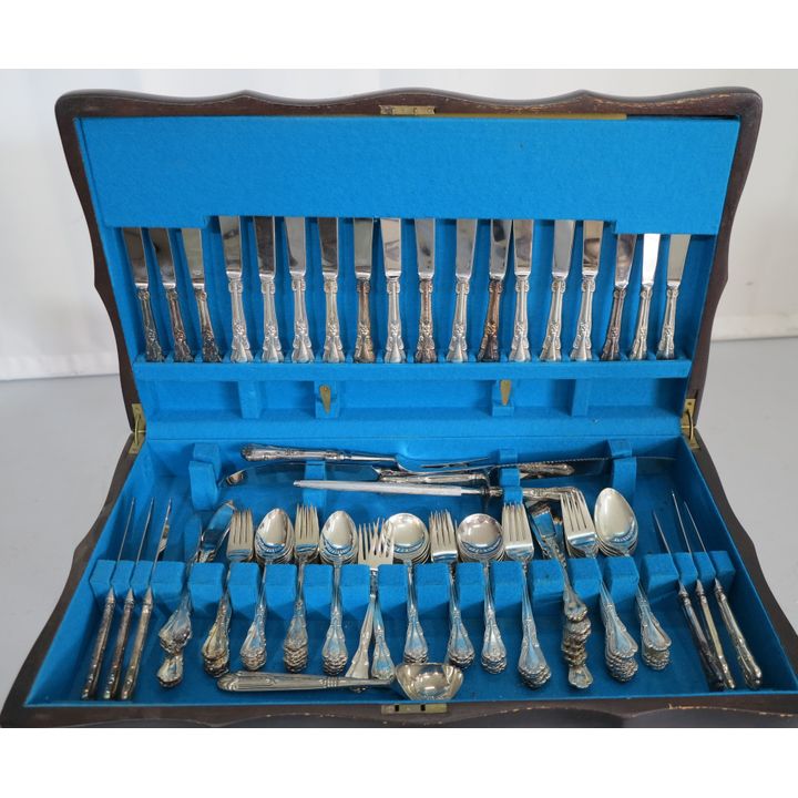 CANTEEN OF SILVERPLATED CUTLERY, 12 place setting