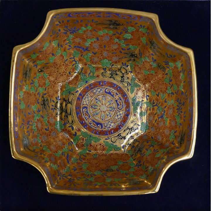 Thai Bencharong Gilt Decorated Bowl in Fitted Box 7''