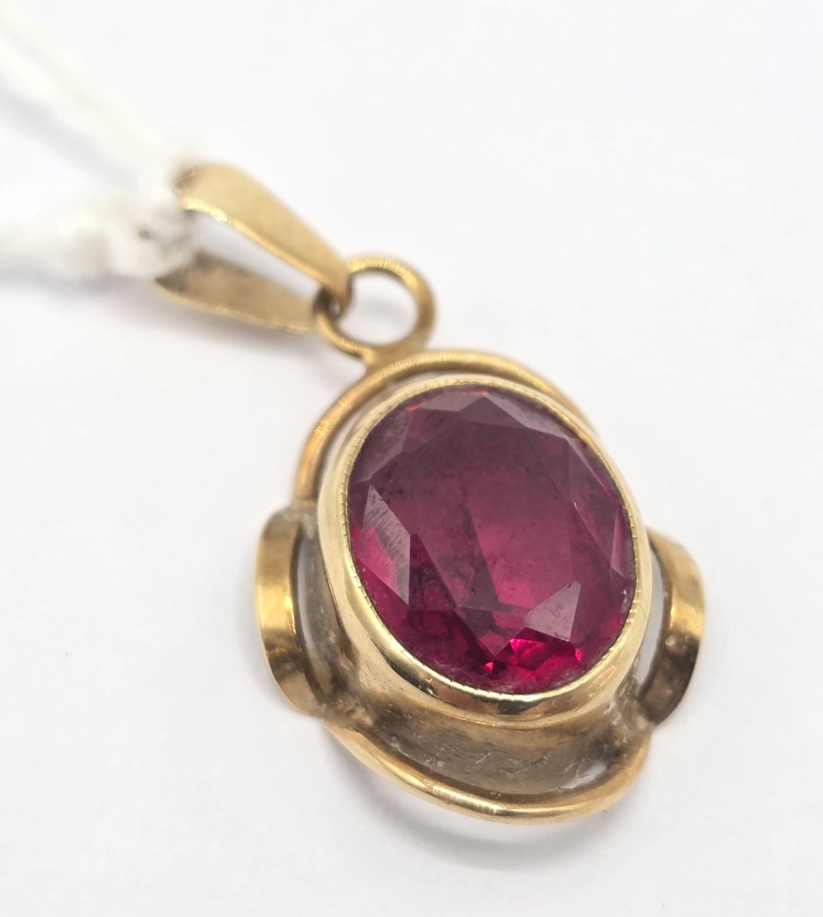 141 · 9CT RED STONE PENDANT
