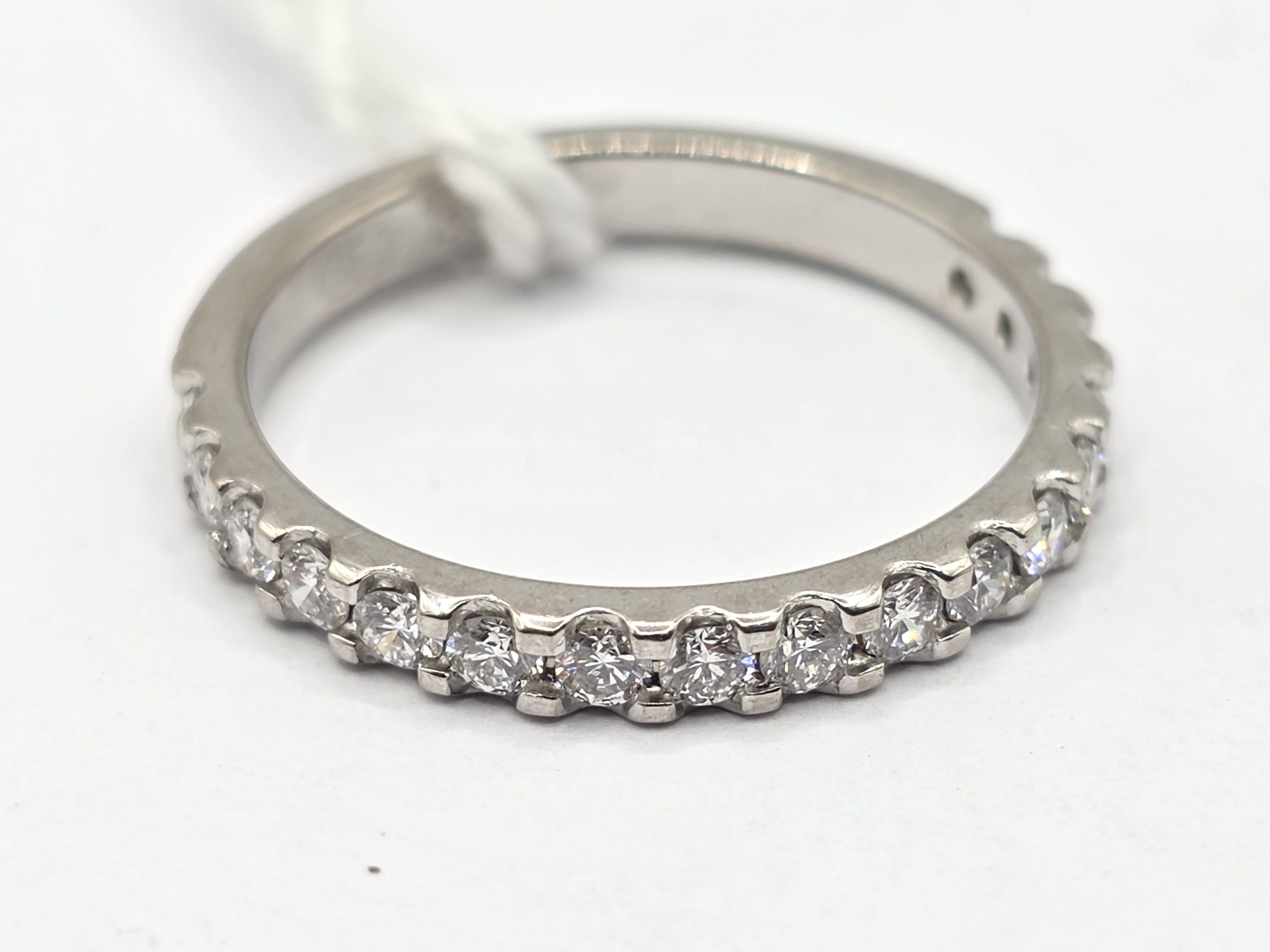 264 · 18CT GOLD DIAMOND RING