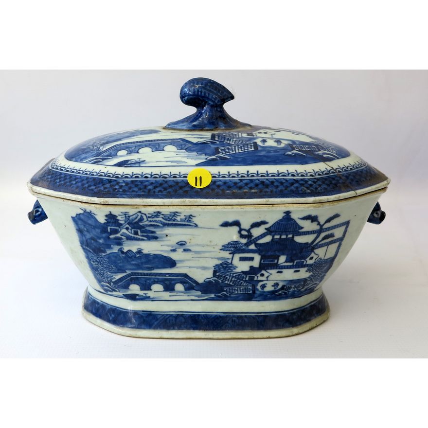 CHINESE PORCELAIN TWO-HANDLED TUREEN,