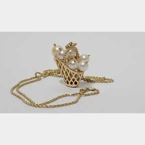 A WONDERFUL 14CT YELLOW GOLD & PEARL CHARM / PENDANT NECKLACE, with a 14ct yellow gold 24 inch rope chain by I