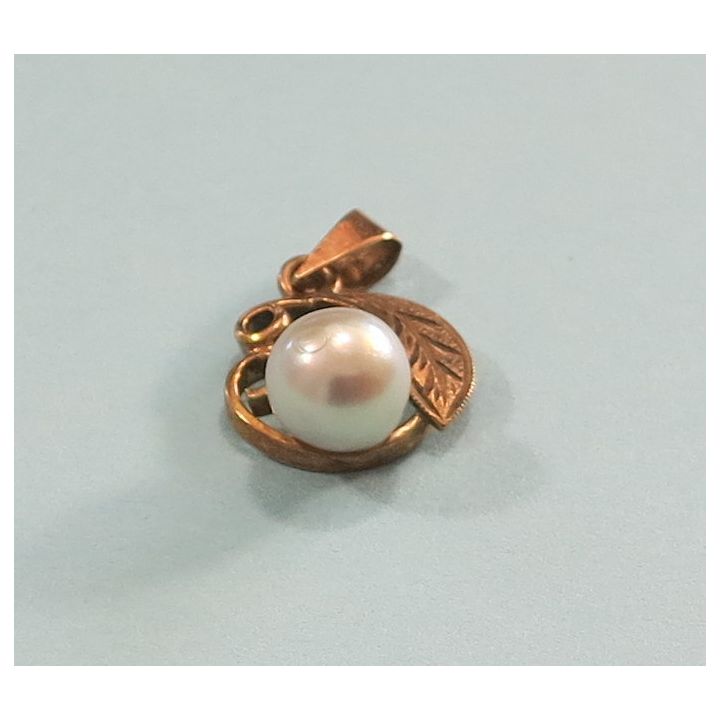 A 9CT GOLD AND PEARL PENDANT.