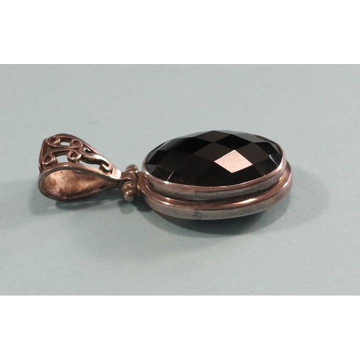 A STERLING SILVER AND BROWN TOPAZ PENDANT.