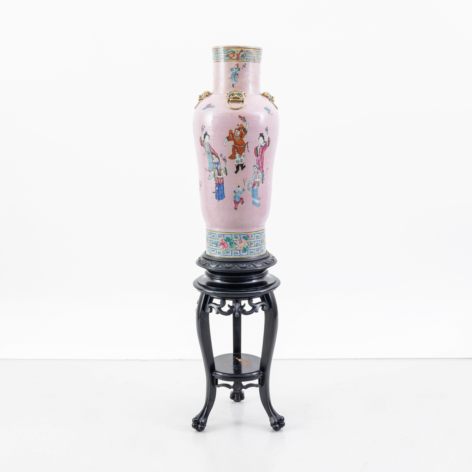 A figurative Famille rose vase on a pink sgraffito background – kavel bij Bernaerts, Antwerp