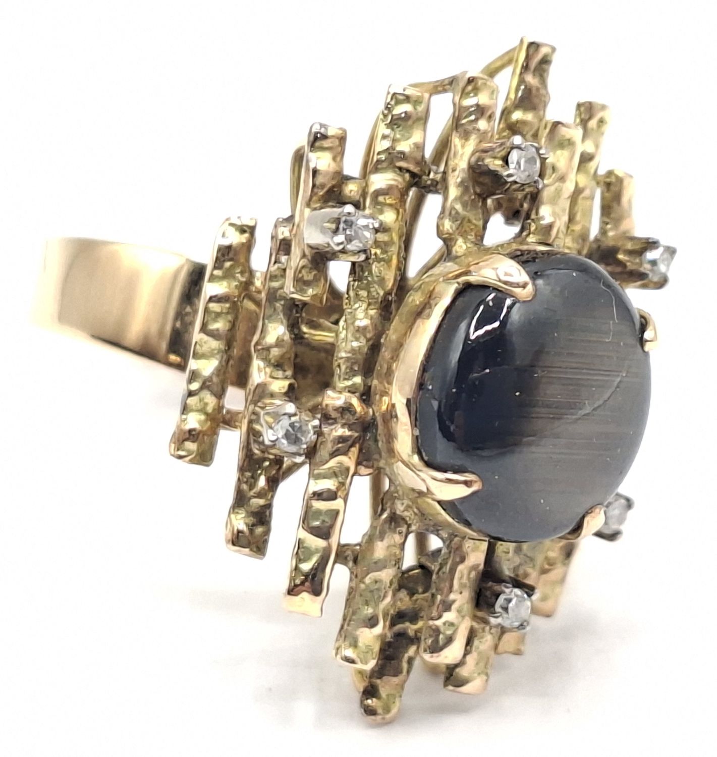 1087 · 18CT GOLD SAPPHIRE DIAMOND RING