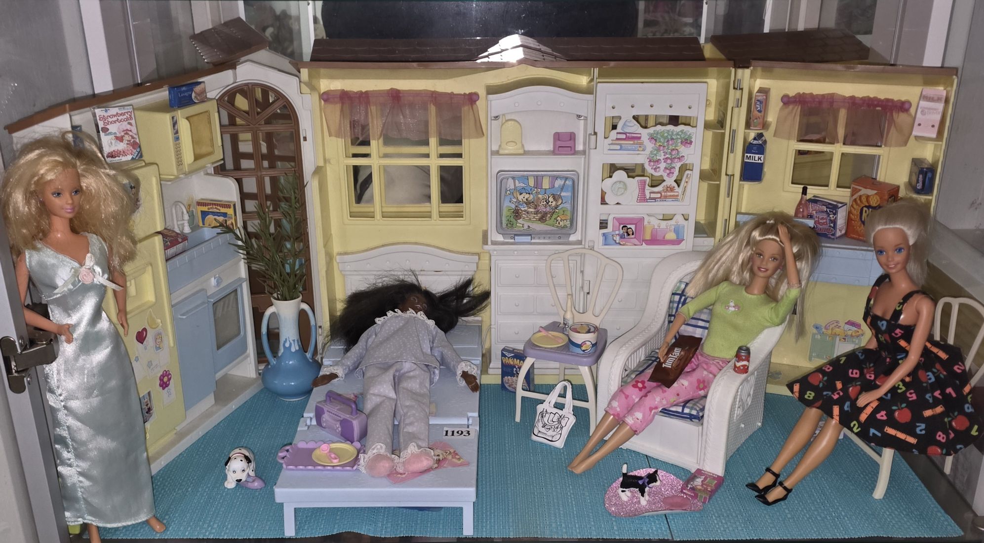 1193 · BARBIE KITCHEN/BEDROOM SETTING