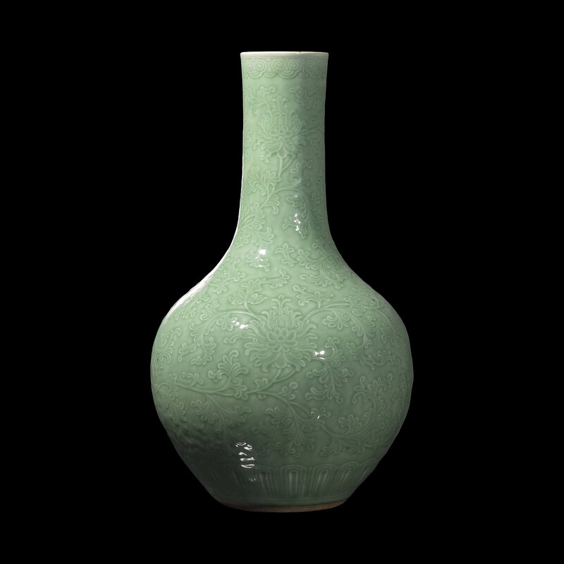 A Large Chinese Incised 'Lotus' Celadon Glazed Vase, Shangping, 18th/19th Century
清中期 龍泉刻西番蓮紋大賞瓶