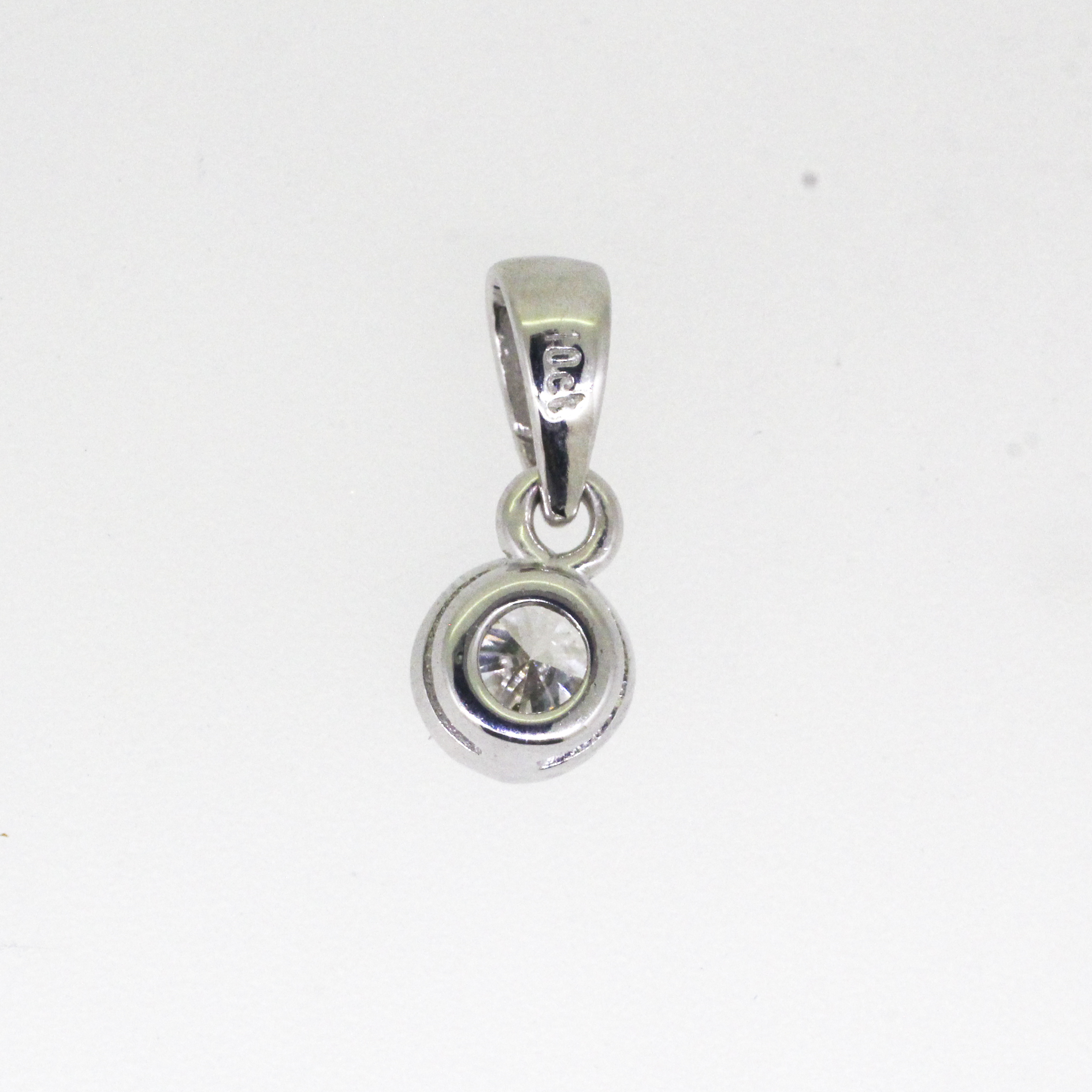 340 · 0.24ct Diamond Pendant 0.6g