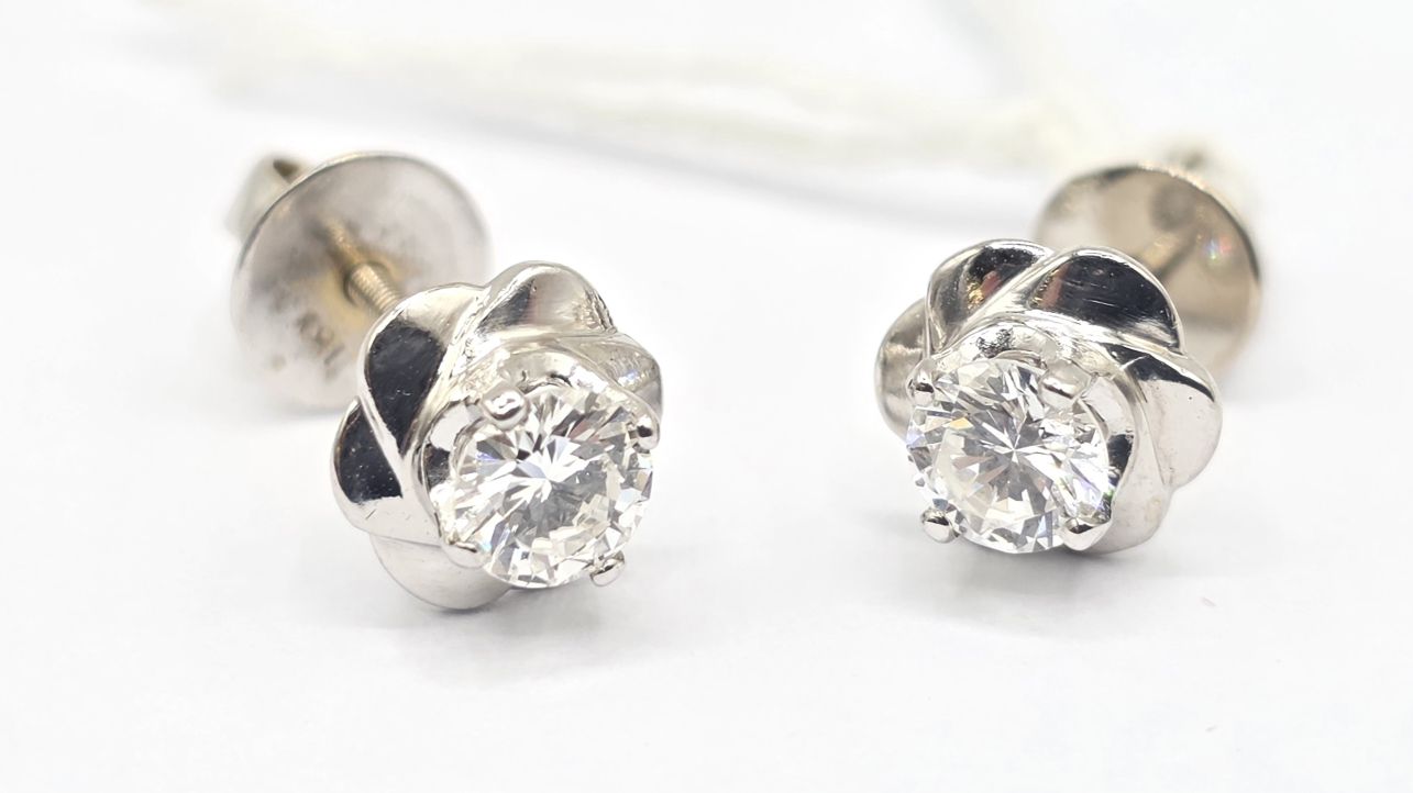 140 · 18CT DIAMOND STUD EARRINGS