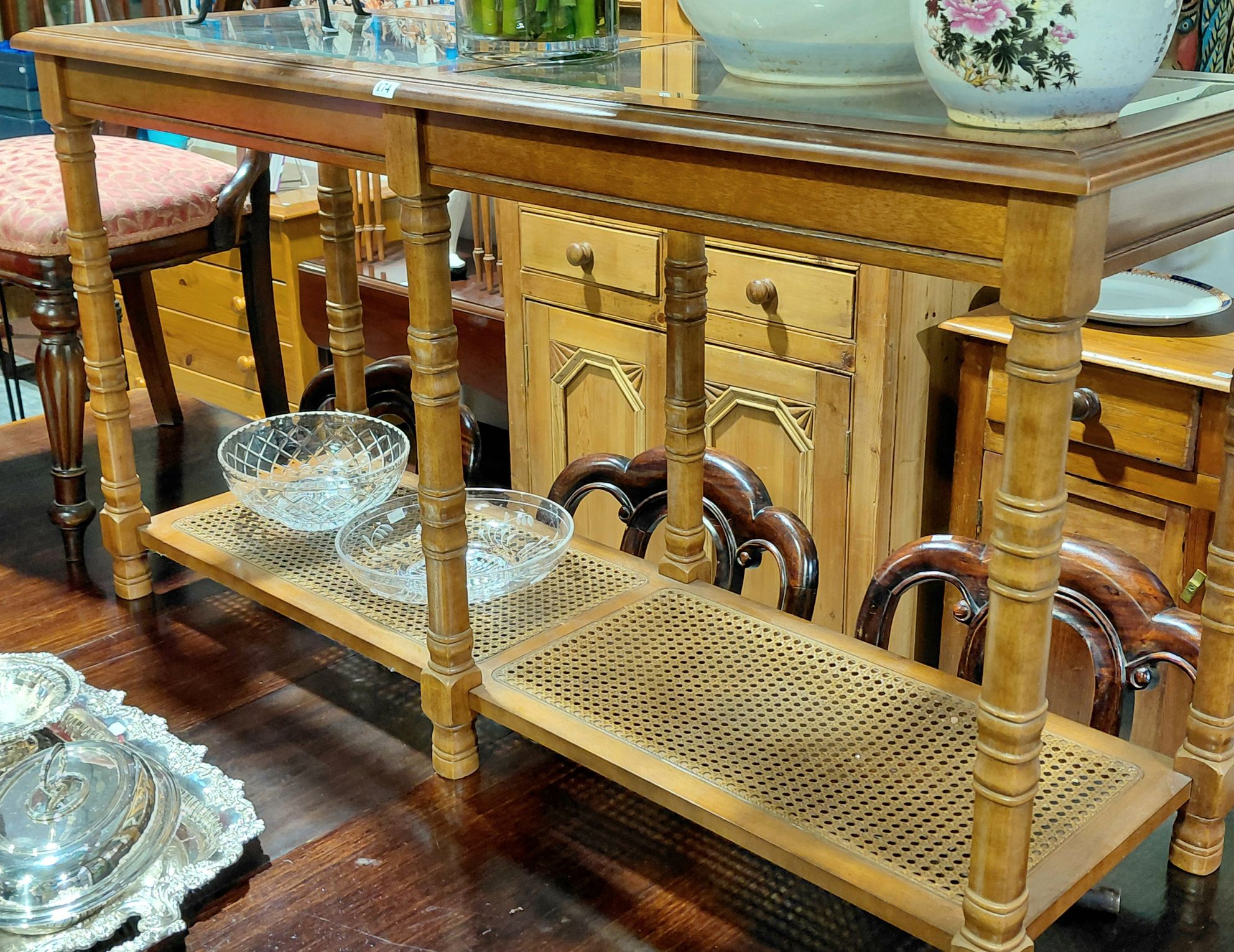 174 · HALLWAY TABLE