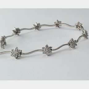 18CT WHITE GOLD & DIAMOND FLOWER BRACELET WITH 1.00CT DIAMONDS COLOUR IJ CLARITY VS/SI - 51620/290